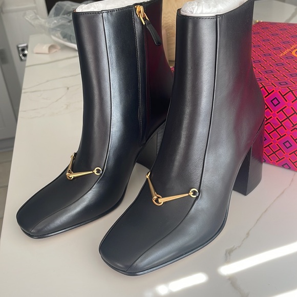 Tory Burch ankle bootie in
perfect black - Picture 2 of 15